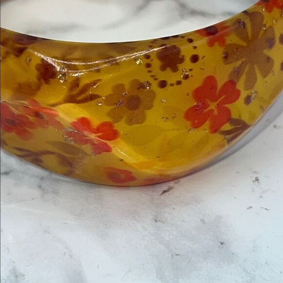 VINTAGE Floral Lucite Bangle Bracelet - Picture 5 of 6